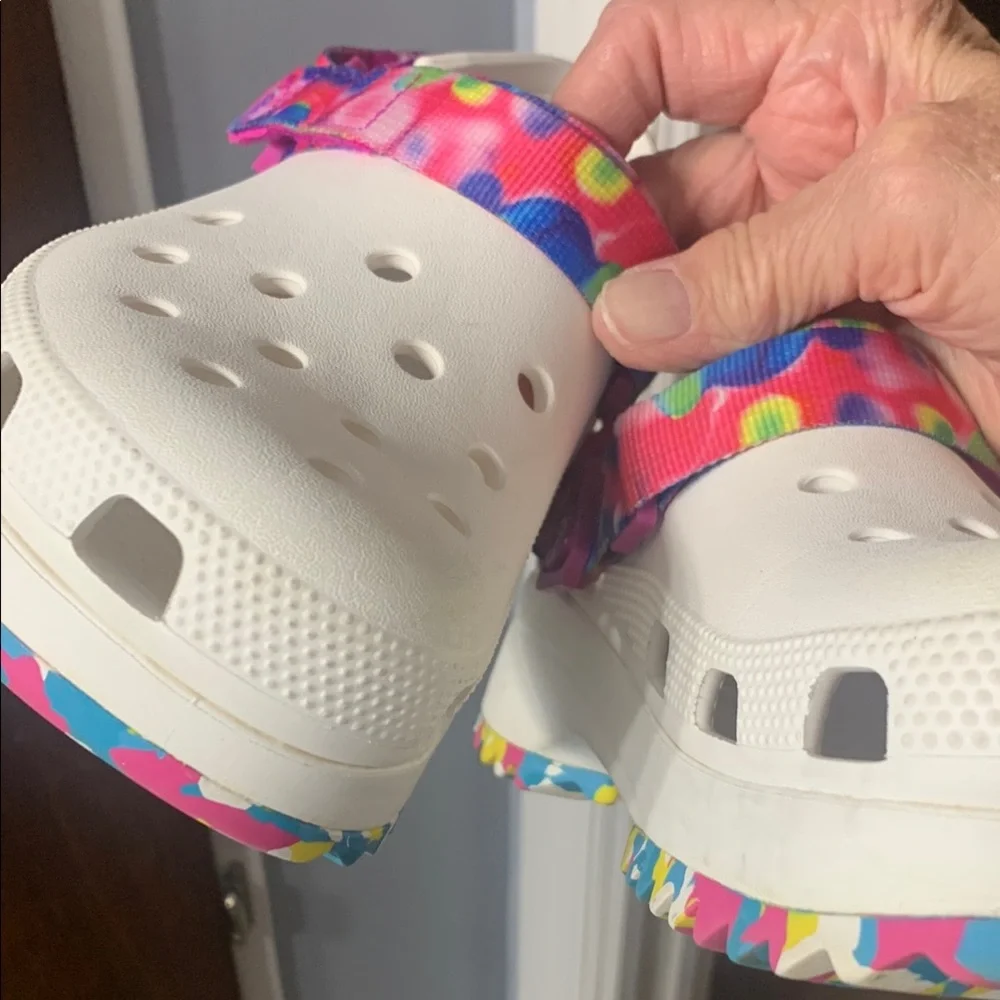 CROCS White and Pink Sandals with Geometric Pattern - Picture 11 of 12